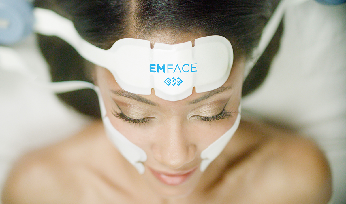 EMFACE Female patient with the applicator in her face